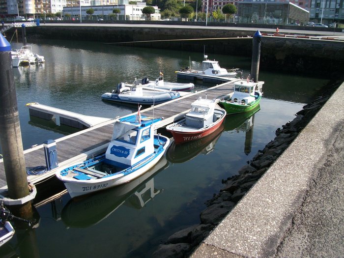 100_6042.JPG (434.36 Kio) Consulté 20551 fois Petits bateaux de pêche ds le port de Viveiro