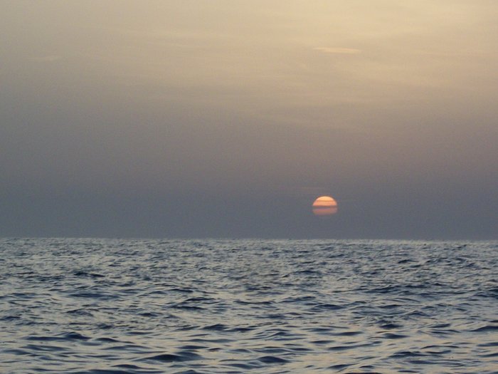 21 oct 2014 mardi 8h45 lever du soleil en nav vers Lisbonne (1).JPG (380.32 Kio) Consulté 20397 fois lever du soleil pendant mon quart !!!!! trop beau !!!!!!